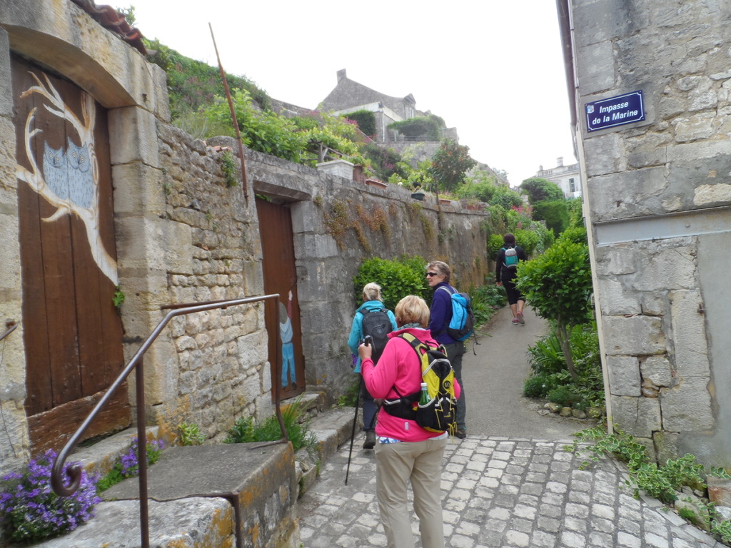 Des charmantes ruelles avec des portes peintes ....