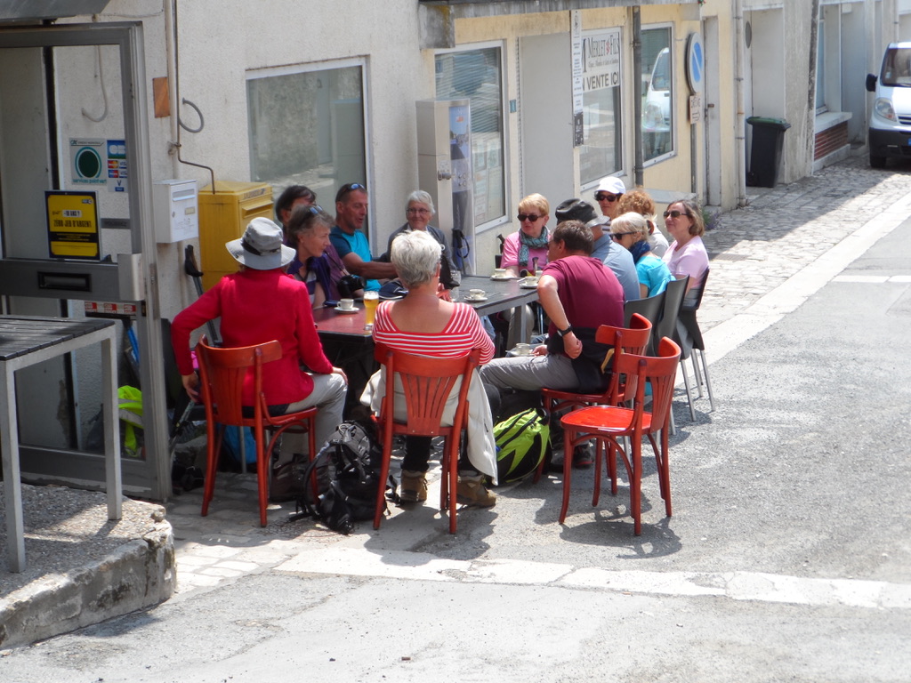Café à la terrasse du bar de Vanessa.