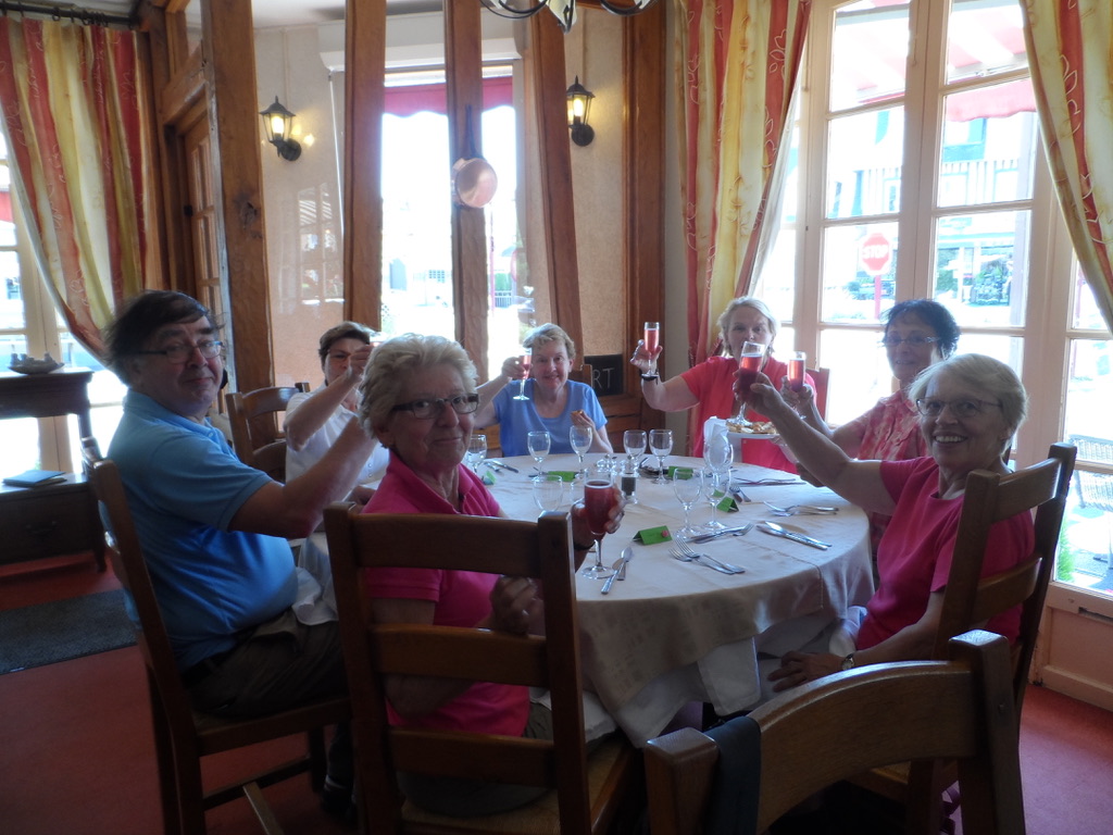 La troupe des seinomarins trinque joyeusement à La Crémaillère à St Maclou