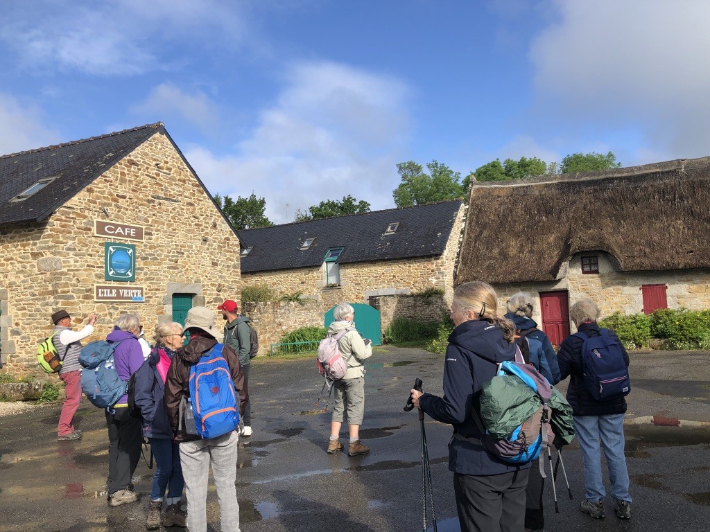 Mercredi10 Mai : Départ de la randonnée à Kerascoët , le village des chaumières