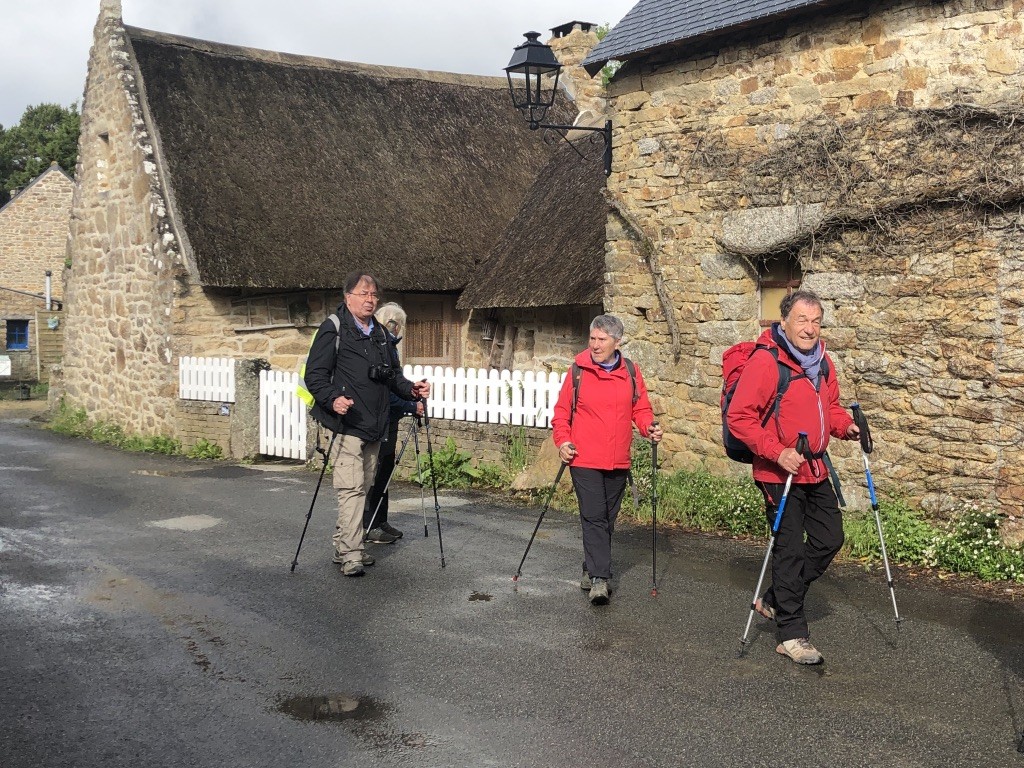 Nous visitons le village avec ses différents types de chaumières ....