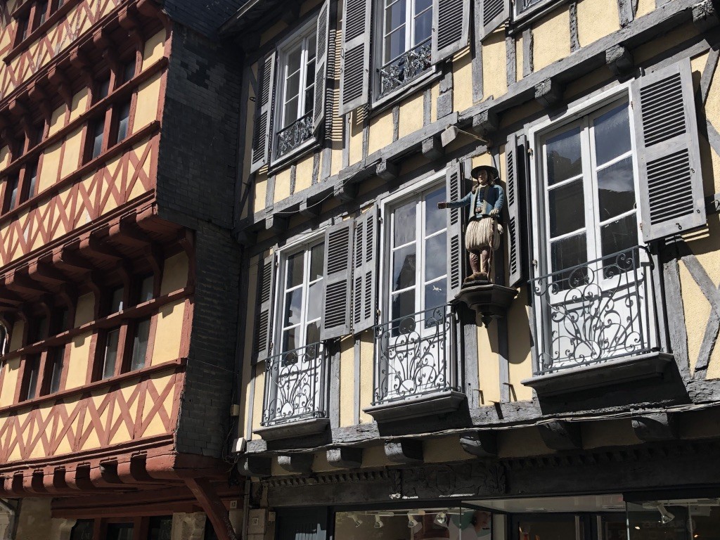 Nous parcourons la cité médiévale avec ses petites rues typiques