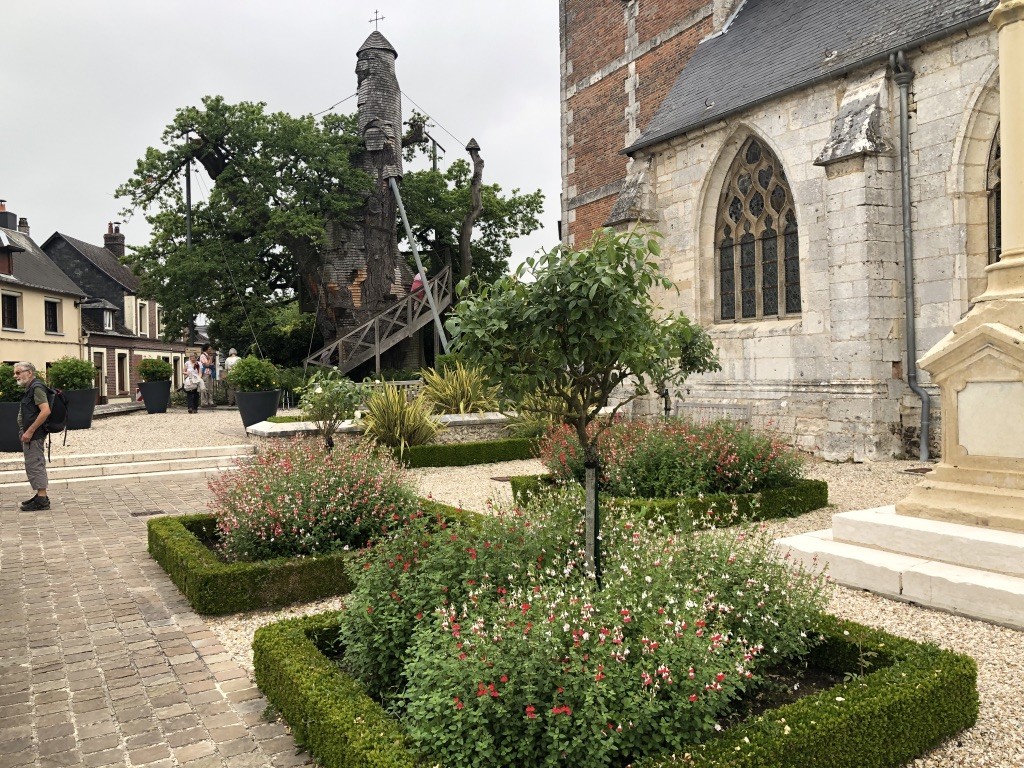 Retour à notre point de départ : l'église et le chêne
