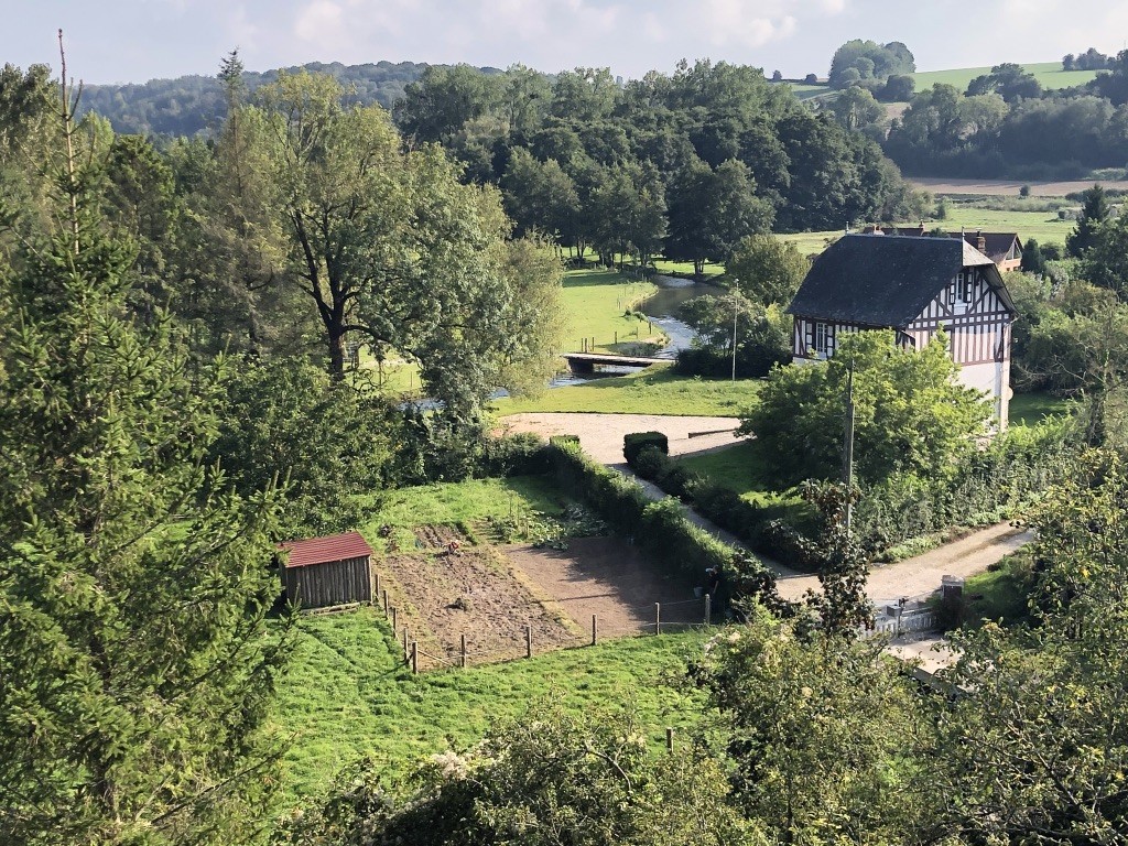 ...avec une superbe vue sur la vallée de l'Yères .