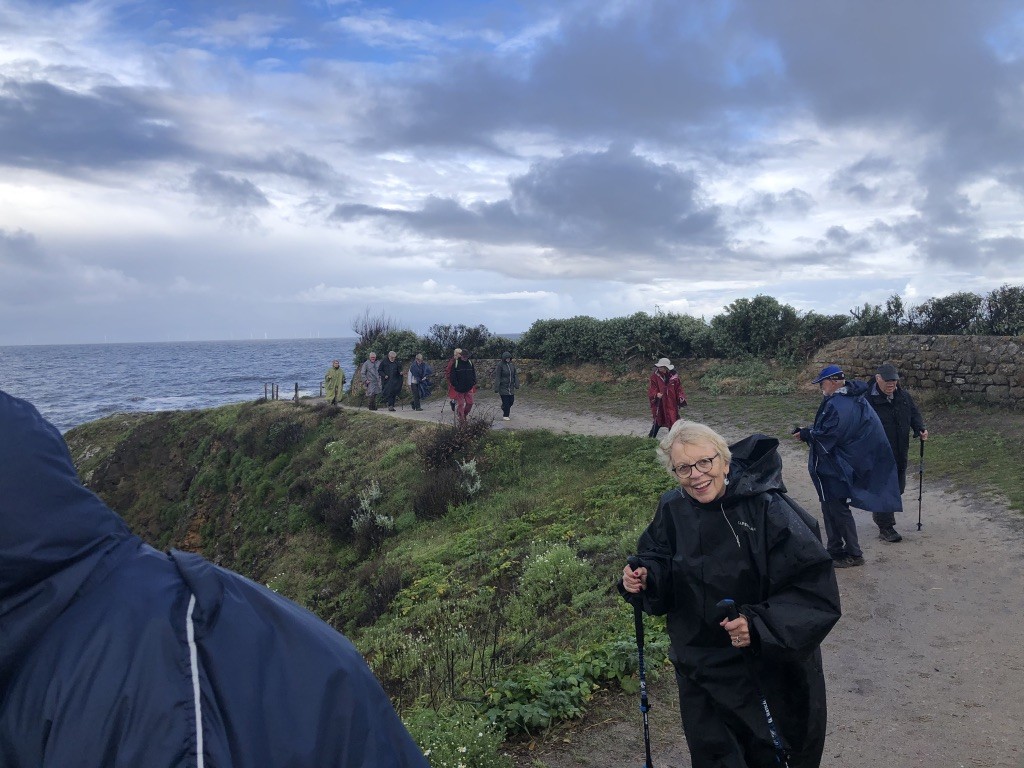 Nous suivons le sentier qui longe la côte sauvage, souvent sous la pluie !