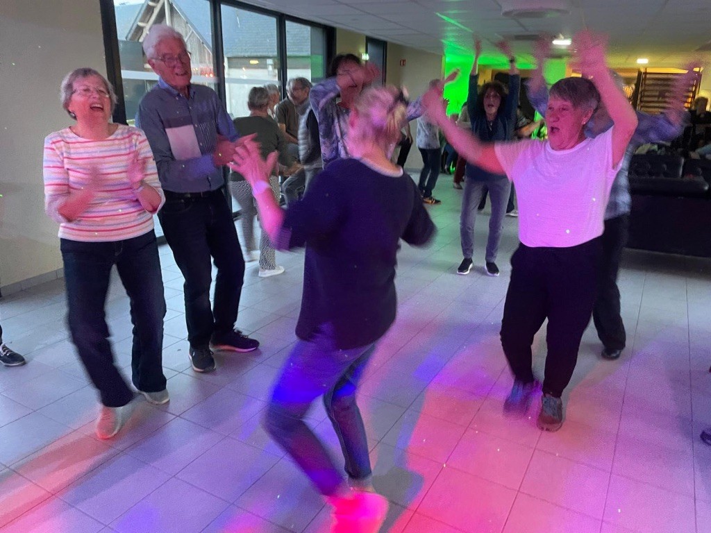 ...s'éclate à la soirée dansante !