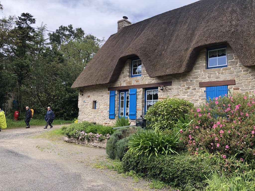 ...le village de Kerhinet avec ses 18 chaumières à l' architecture typique locale.