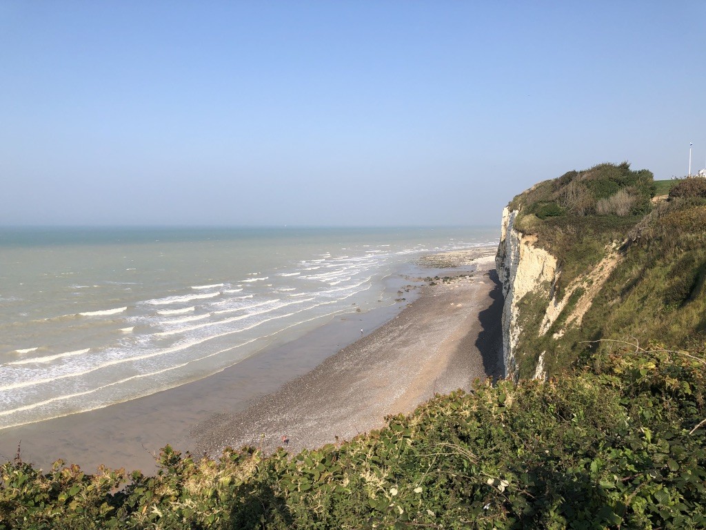 ...des courageux montent sur la falaise amont d'où nous avons une superbe vue .