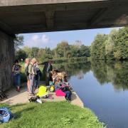 Petite pause sous le pont en bord de Somme
