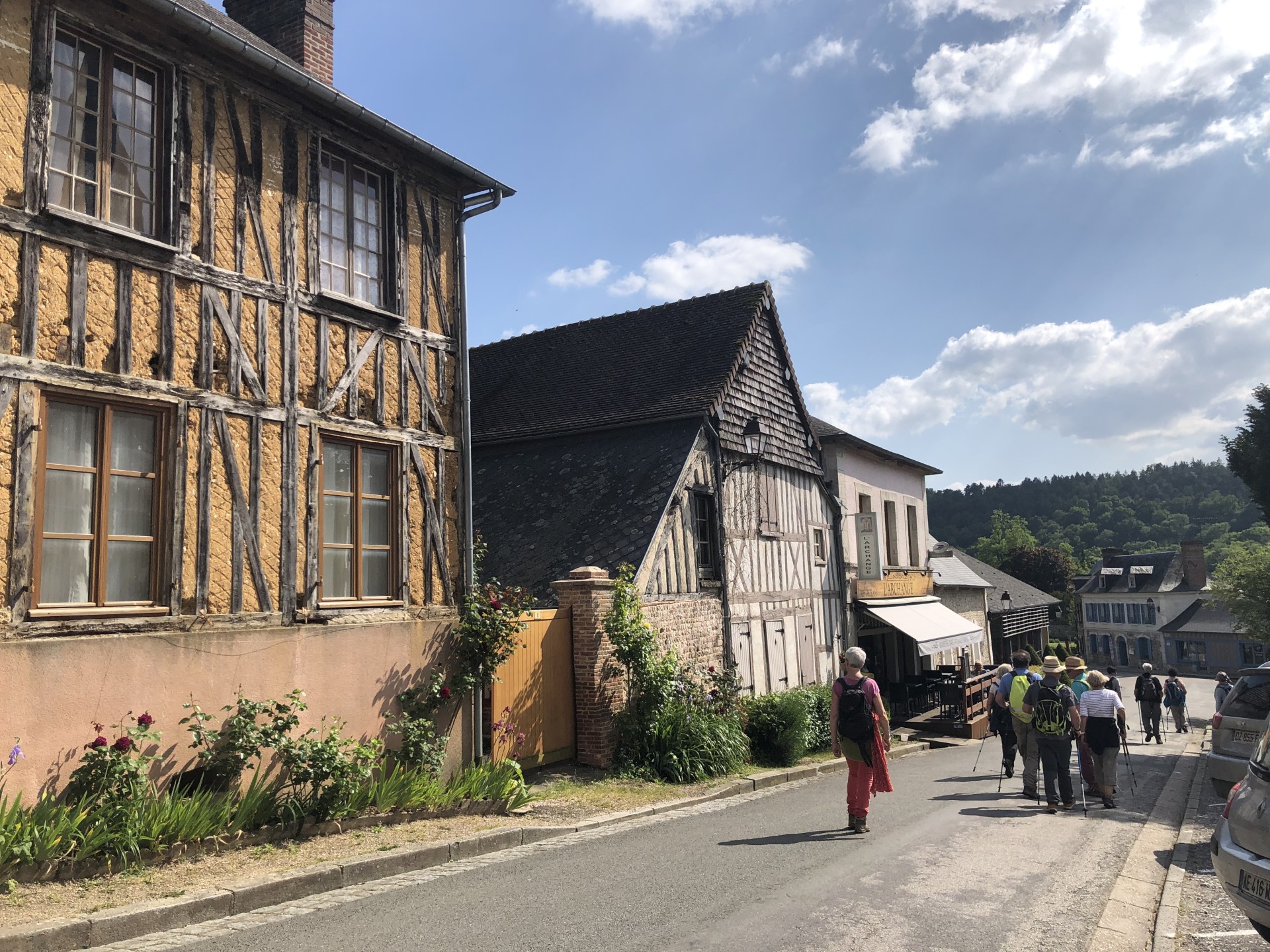 ...et après une montée en forêt, nous redescendons pour traverser le Bec Hellouin